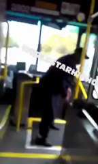 Le chauffeur met un violent uppercut à une passagère