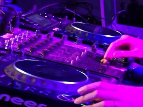 Victor Ark & Daniela - Bacia Me (Live At FDT 2012)