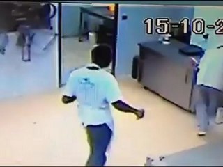 vous voulez rigoler regarder cette video qui c'est passé à la boulangerie louerghemmi