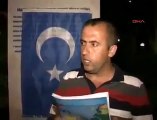 Çin Anıtına  Doğu Türkistan bayrağı asıldı
