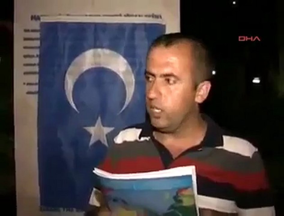 Çin Anıtına  Doğu Türkistan bayrağı asıldı