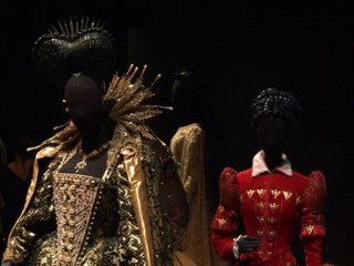 Londres : exposition de costumes de films d'Hollywood