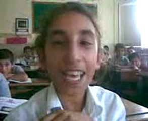 YAĞMUR, BİR TÜRKÜ SÖYLÜYOR