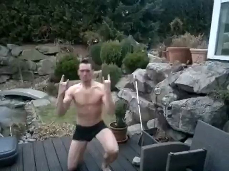 Une bombe dans une piscine gelée