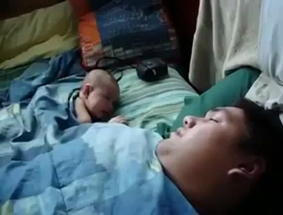 Babasının Horlamasından Korkan Bebek  www indirmedenizle org   YouTube