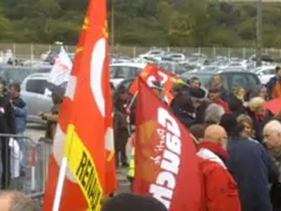Rassemblement des salariés de Petroplus devant la raffinerie