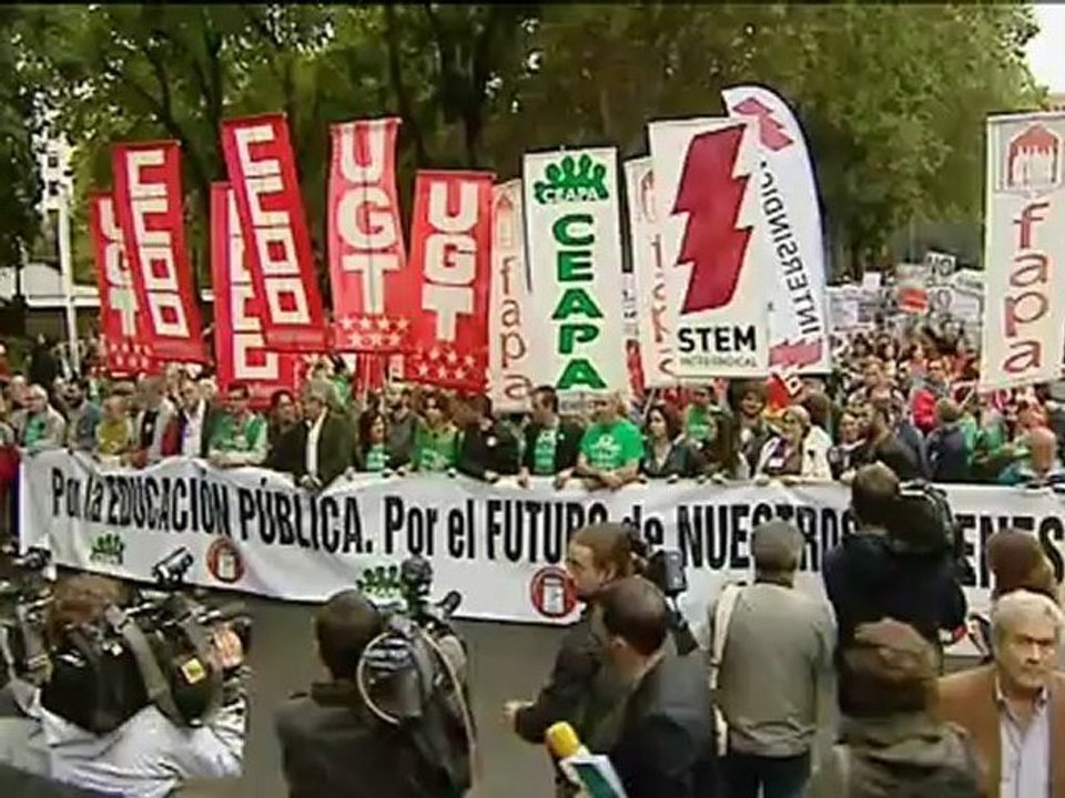 Miles de personas se manifiestan contra los recortes en educación