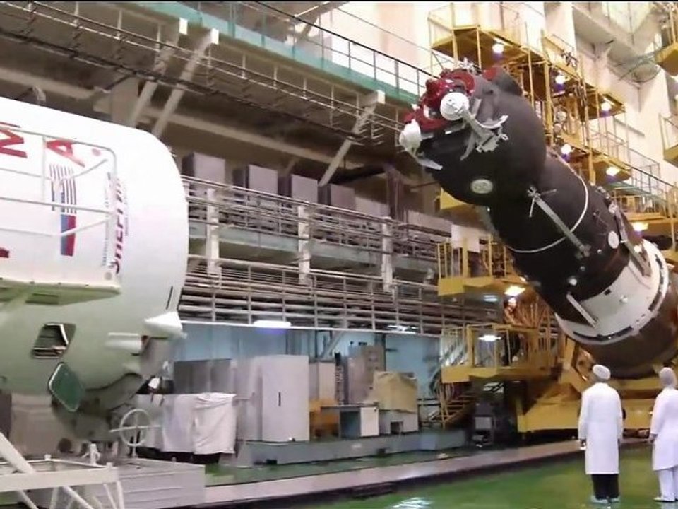 [ISS] Soyuz TMA-06M Encapsulated in Payload Fairing