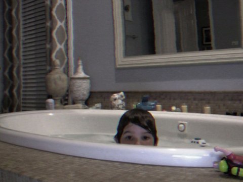 Paranormal Activity 4 - extrait Salle de bain