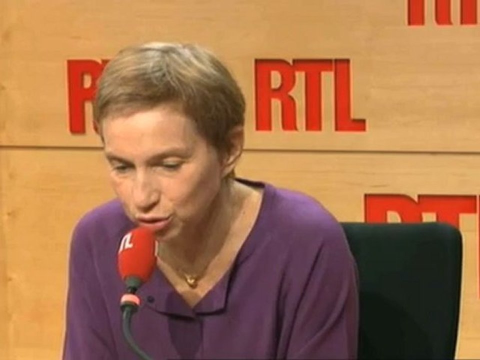 Arnaud Montebourg en marinière, en couverture du "Parisien Magazine", un robot ménager à la main, pour vanter le "Made in France" : "La photo est très sexy, si je puis dire" a affirmé Laurence Parisot sur RTL