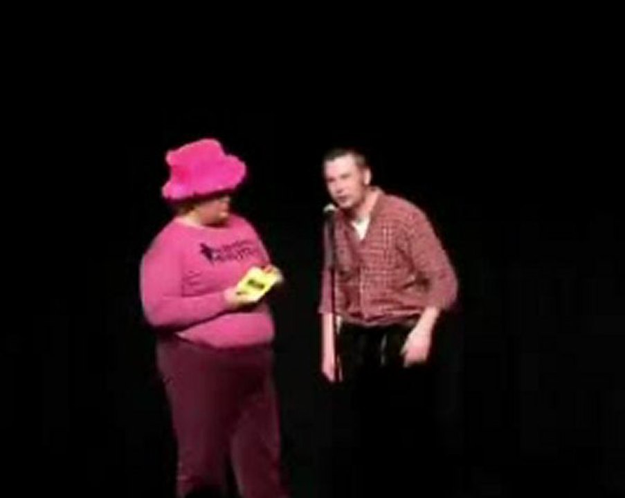 Lars Kramer liest aus seinem Buch 'Zickenzoff im Märchenland' in Cindys Talentschmiede.