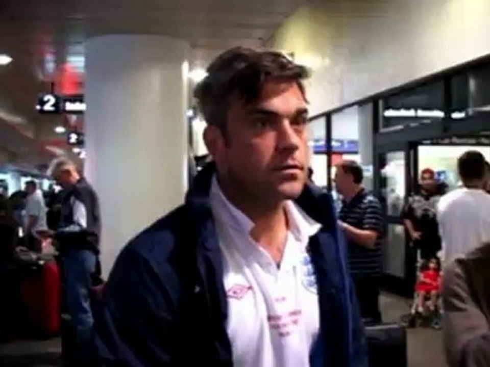 Celebrity Bytes: Robbie Williams Cavorts on Stage With Topless Dancer