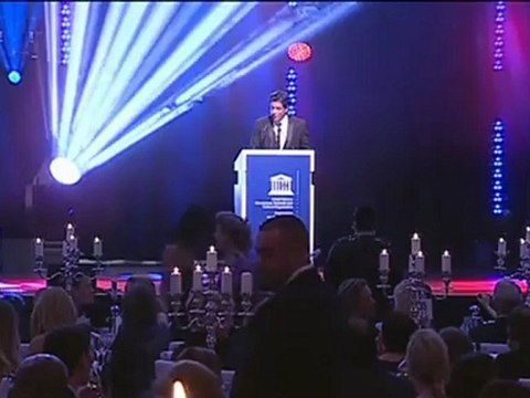 Shahrukh Khan UNESCO Winner Of Unesco Pyramide con Marni