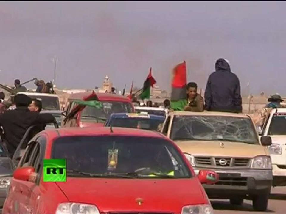 Action video of Libya fighting, rebels retreat after Gaddafi forces' fire