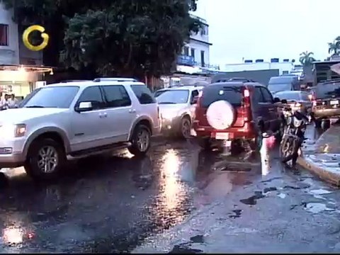 Lluvias causan desbordamiento de quebradas y dejan 63 viviendas afectadas en Caracas