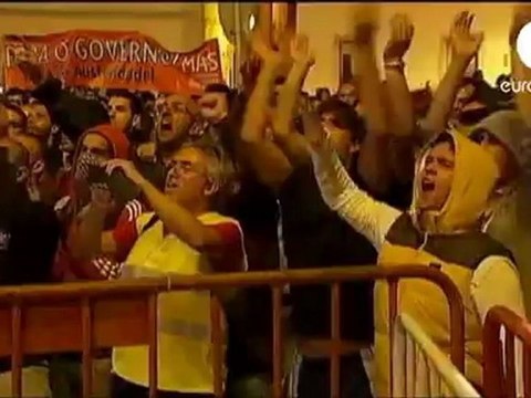 Austérité les Indignés portugais assiègent le Parlement euronews, monde