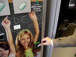 totem ecologico con schermo per digital signage