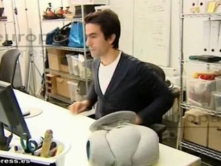 Españoles crean una almohada para dormir la siesta