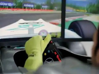 Cesc Fabregas se teste sur un simulateur de F1