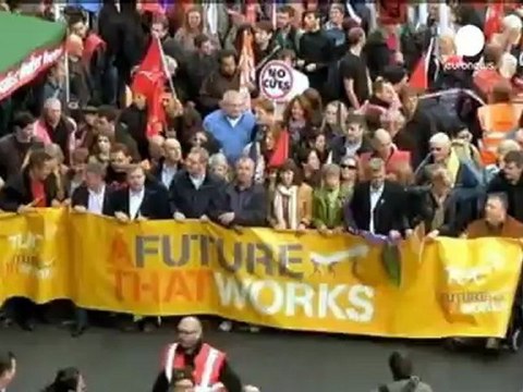 Des dizaines de milliers de Britanniques manifestent...