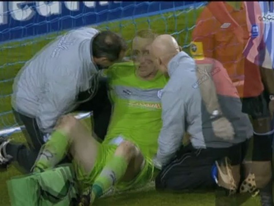 Skandal in england! hooligan attackiert torwart