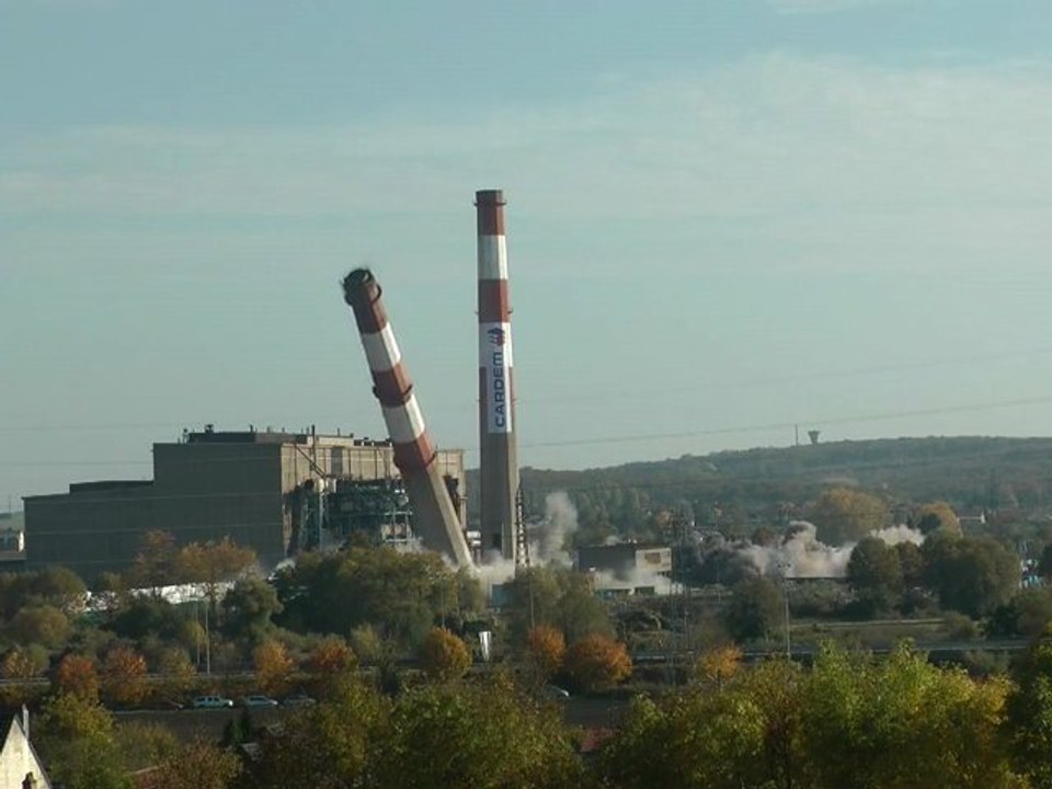 Demolition des cheminees de la centrale EDF de Richemont
