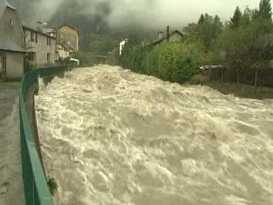 Floods force evacuation of Lourdes pilgrims