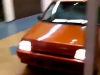 Des jeunes entrent en voiture dans un centre commercial !