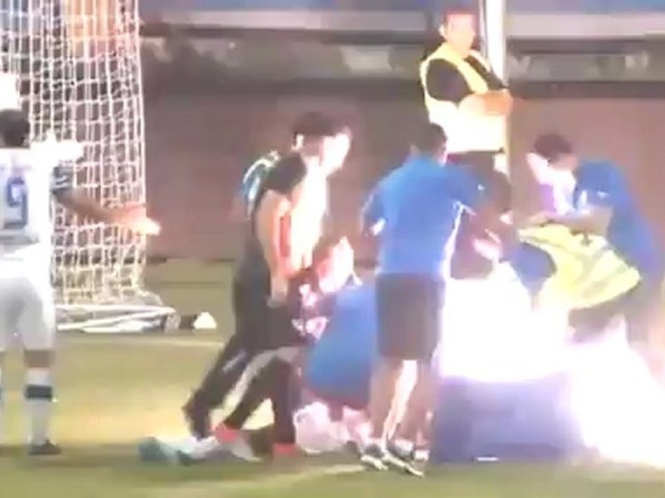 صاروخ طائش كاد أن يقتل لاعب وطاقم طبي !