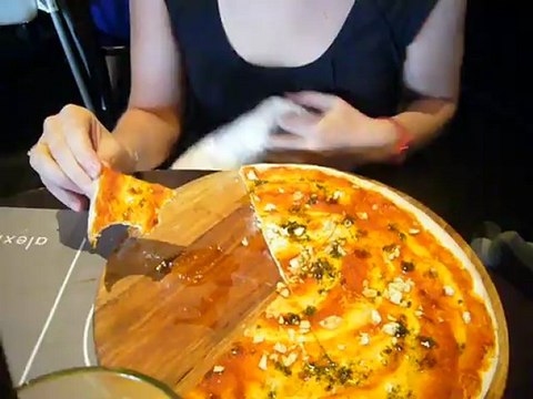 Hum, c'est trop bon la pizza!