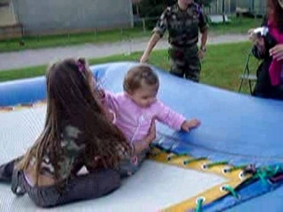 Jade sur le trampoline