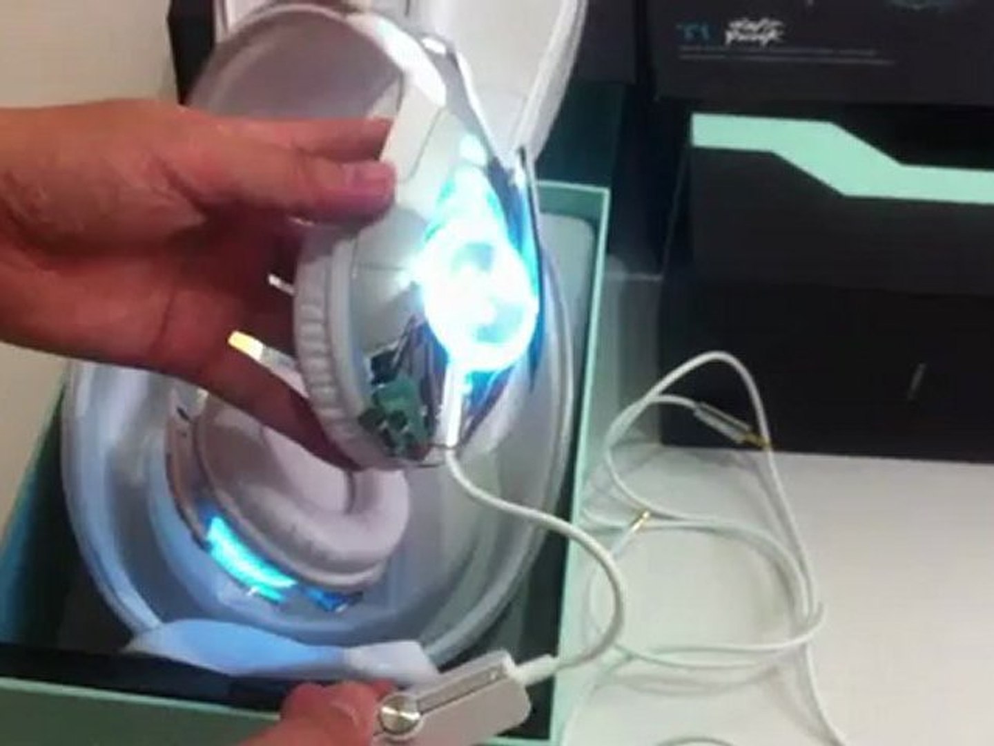 Monster Tron T1 Daft Punk Headphones - video Dailymotion