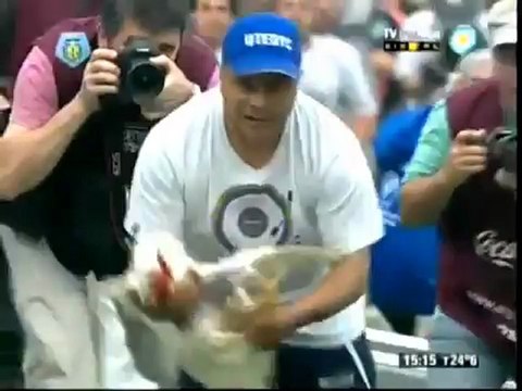 Hinchas de Quilmes lanzan gallinas para recibir a River.