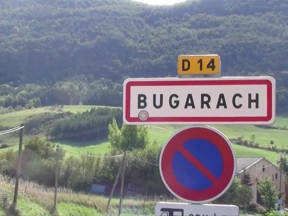 De plus en plus de curieux se pressent à Bugarach pour apercevoir le seul village sensé résister à la supposée fin du monde.