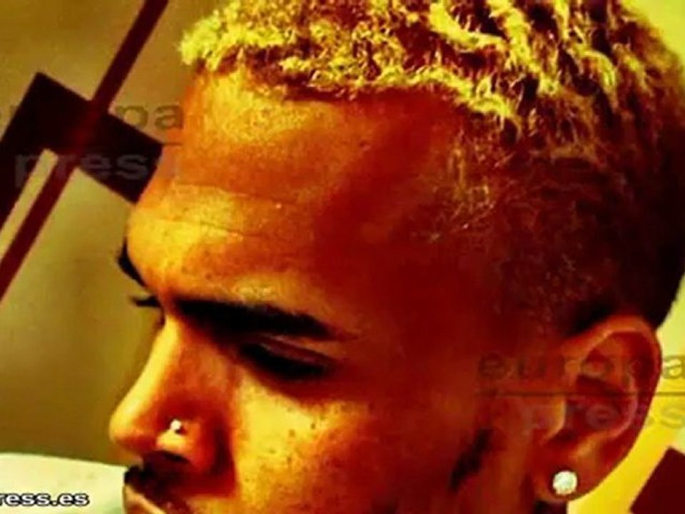 Un león ruge ahora en el cuello de Chris Brown