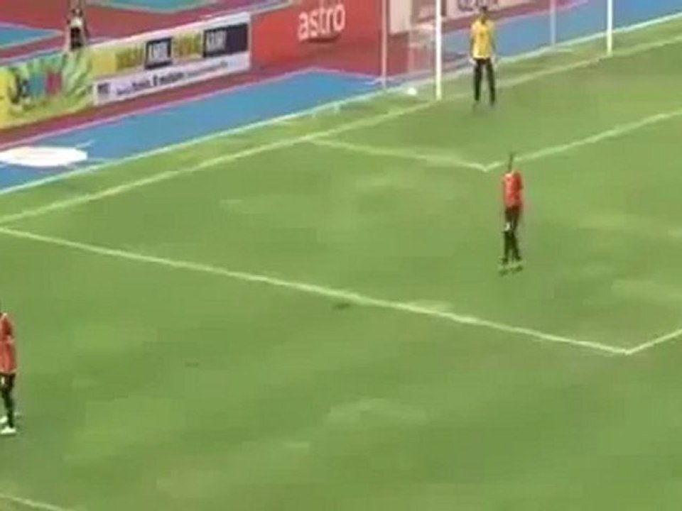 Il se ridiculise en voulant imiter Neymar ! foot