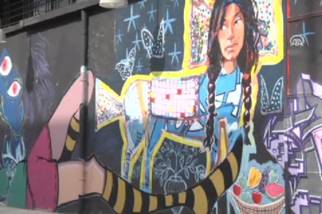 Kapalı alanda grafiti sergisi