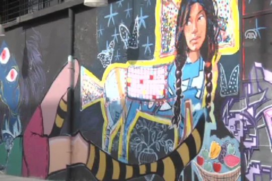 Kapalı alanda grafiti sergisi