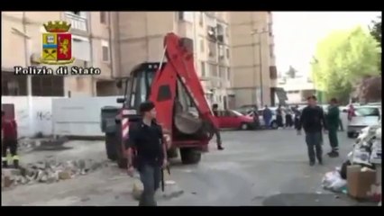 Napoli - Abbattuto a Scampia un 'fortino' dello spaccio (22.10.12)
