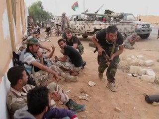 العائلات تفر من اعمال العنف في بني وليد الليبية