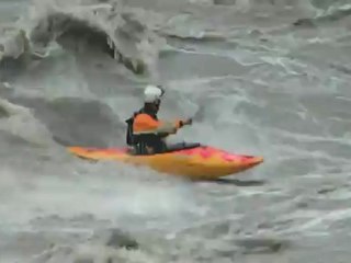 Crue du Gave de Pau : beau surf de Vincent malgré une disparition