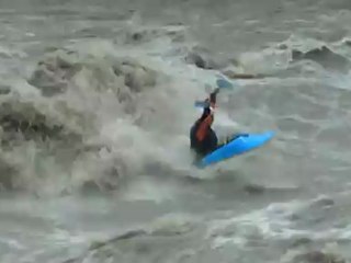 Crue du Gave de Pau : Thomas - changement de bateau