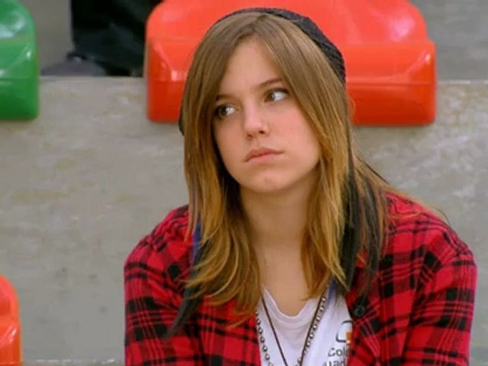 Gil flagra Lia observando o beijo de Dinho e Ju