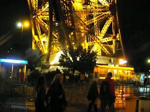 PARIS BY MANNY NEAR TOUR EIFFAL ( PANJABI MUNDEE )