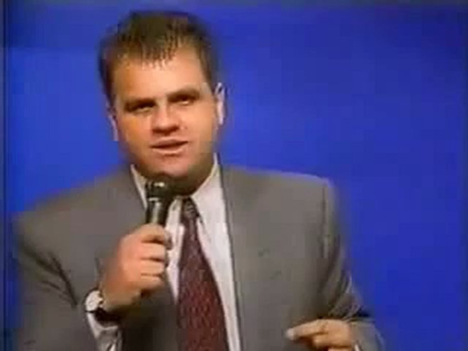Pastor da Universal chutando uma  'santa'