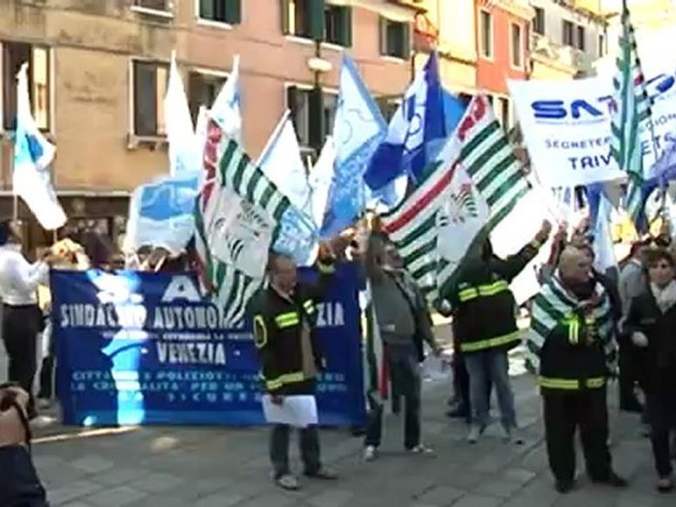 la protesta di pompieri e polizia