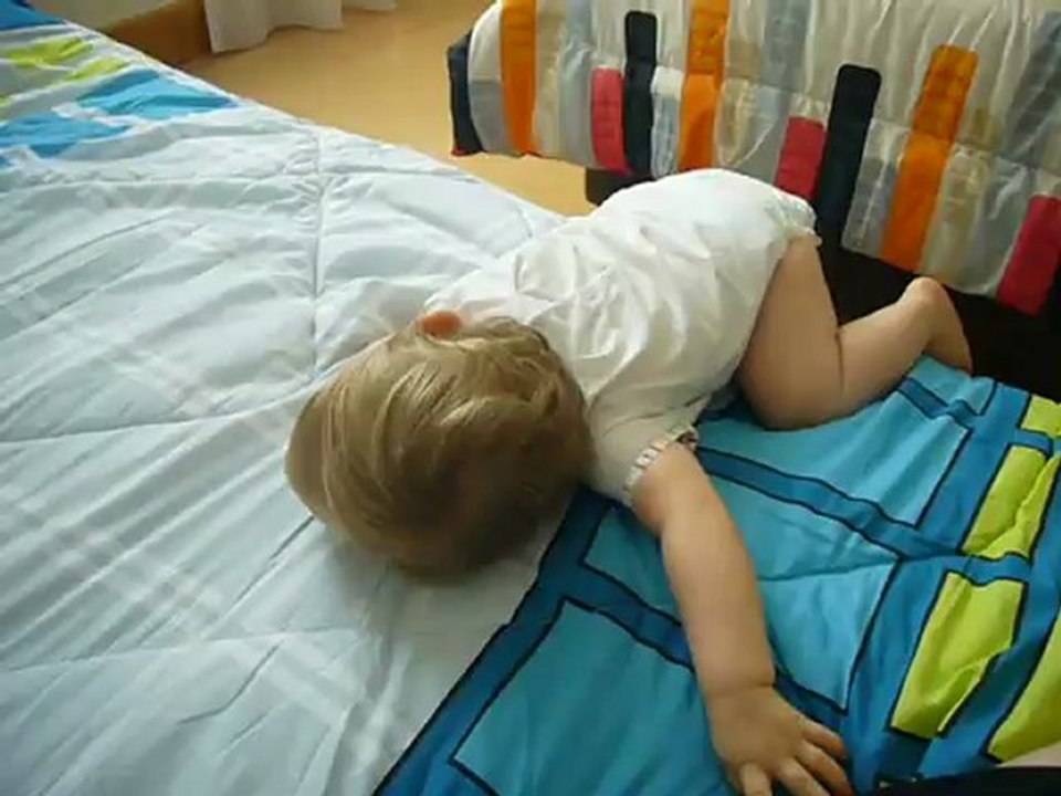 Gabrielle qui monte toute seule sur le lit