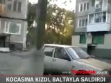 Kocasına kızdı, eşinin aracına baltayla saldırdı