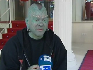 Un "freaky" se convierte en lagarto tatuando su cuerpo con escamas