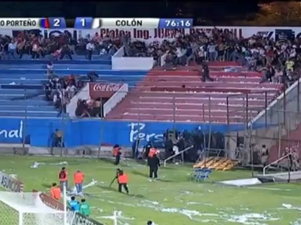 Copa sudamericana: unfassbar! spieler tritt auf polizisten ein